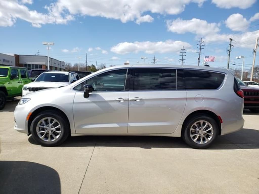 New 2026 Chrysler Pacifica Select Minivan/Van