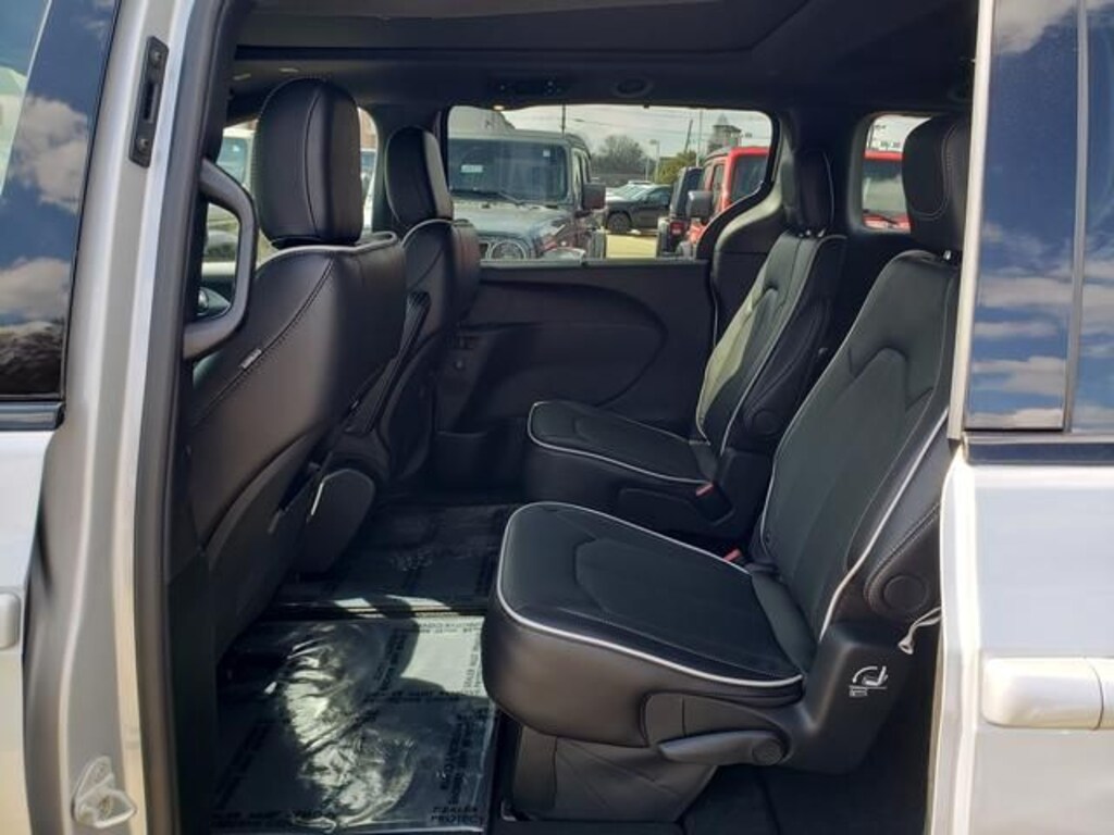 New 2026 Chrysler Pacifica Limited Minivan/Van