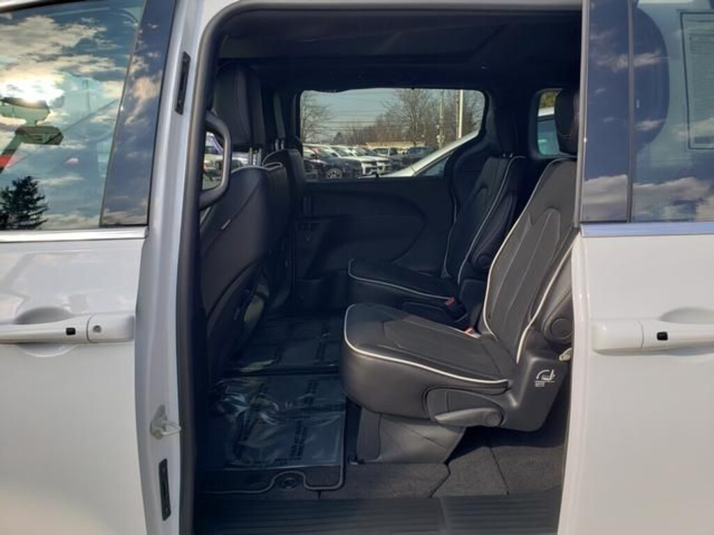 New 2026 Chrysler Pacifica Limited Minivan/Van