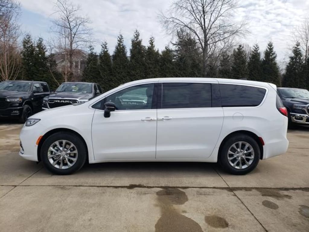 New 2026 Chrysler Pacifica Limited Minivan/Van