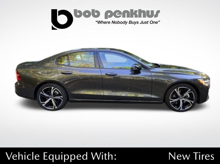 2024 Volvo S60 Plus's photo