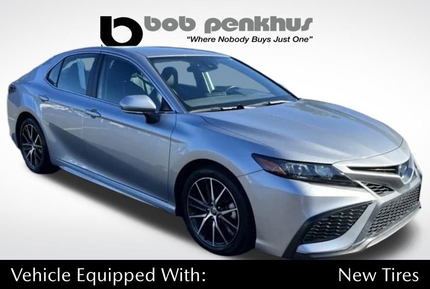 2022 Toyota Camry SE's photo