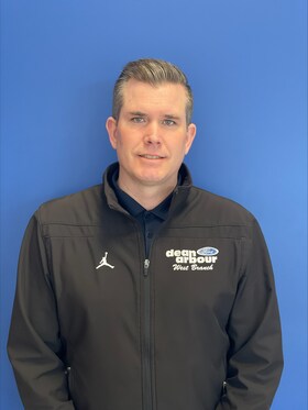 Staff member Dustin  Thompson from ID_04400106afff