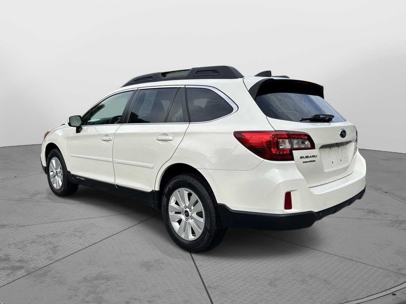 2017 Subaru Outback Premium photo 3