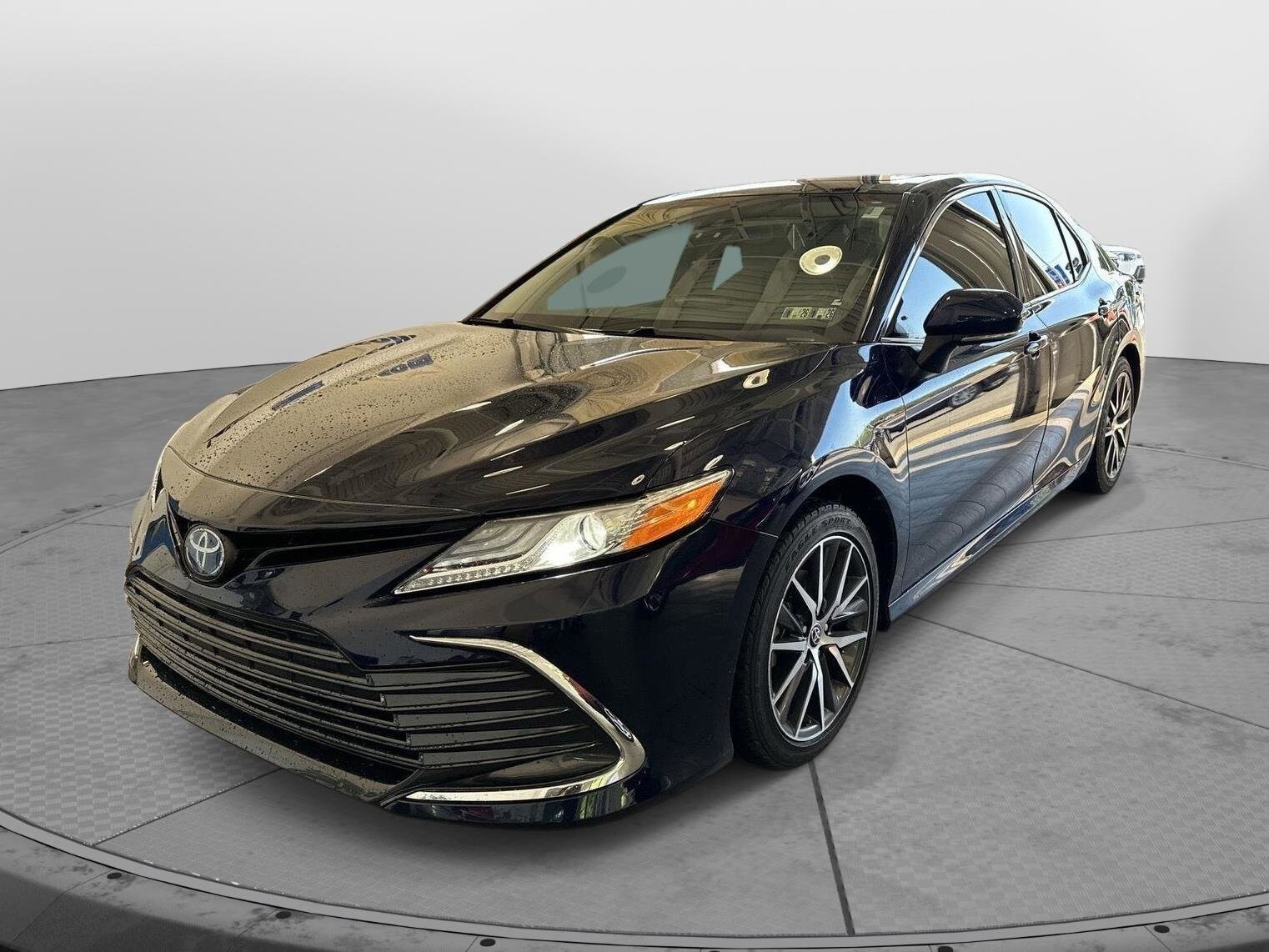 2022 Toyota Camry Hybrid XLE photo 2