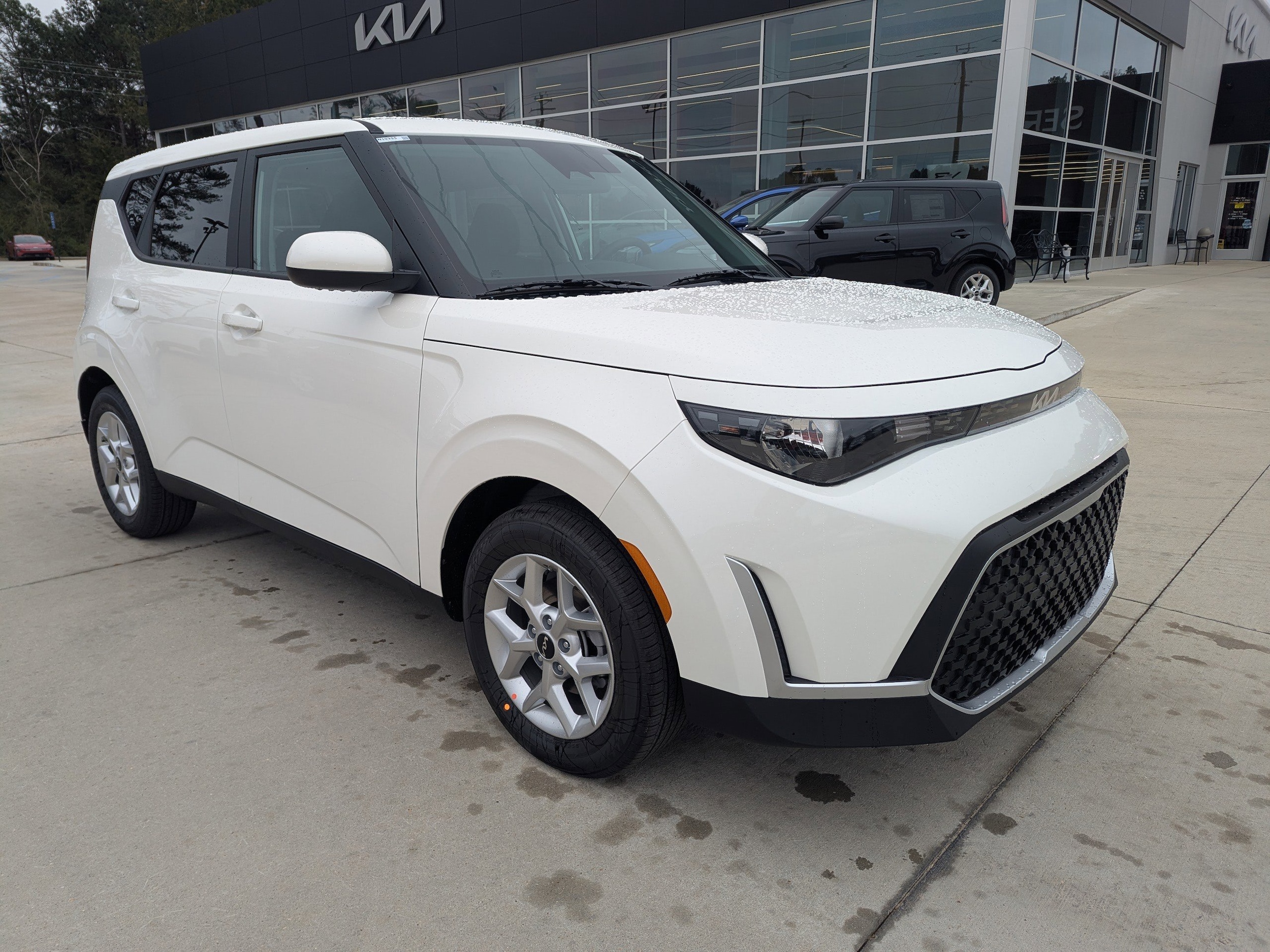2025 Kia Soul LX's photo