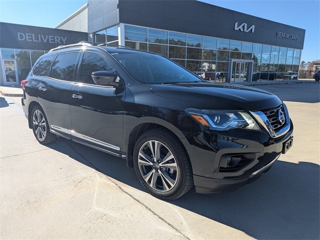 2019 Nissan Pathfinder Platinum's photo