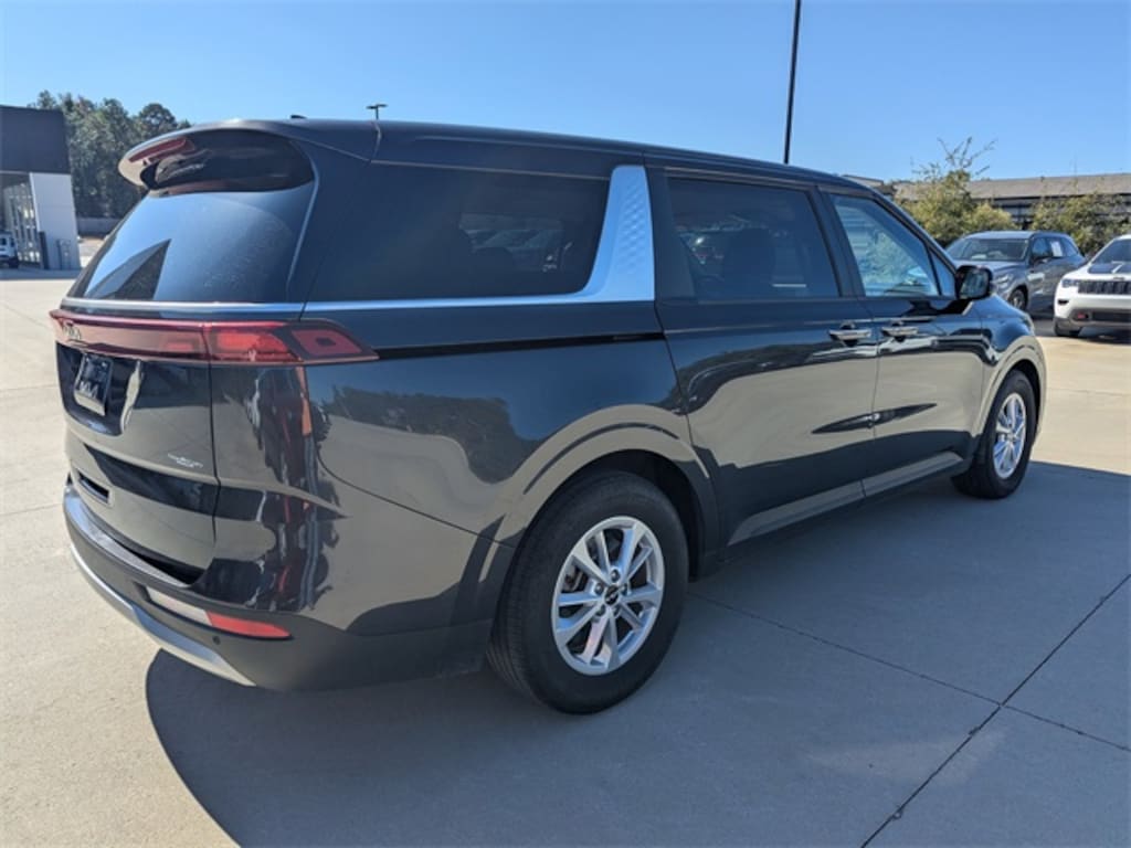 Used 2024 Kia Carnival LX Minivan/Van