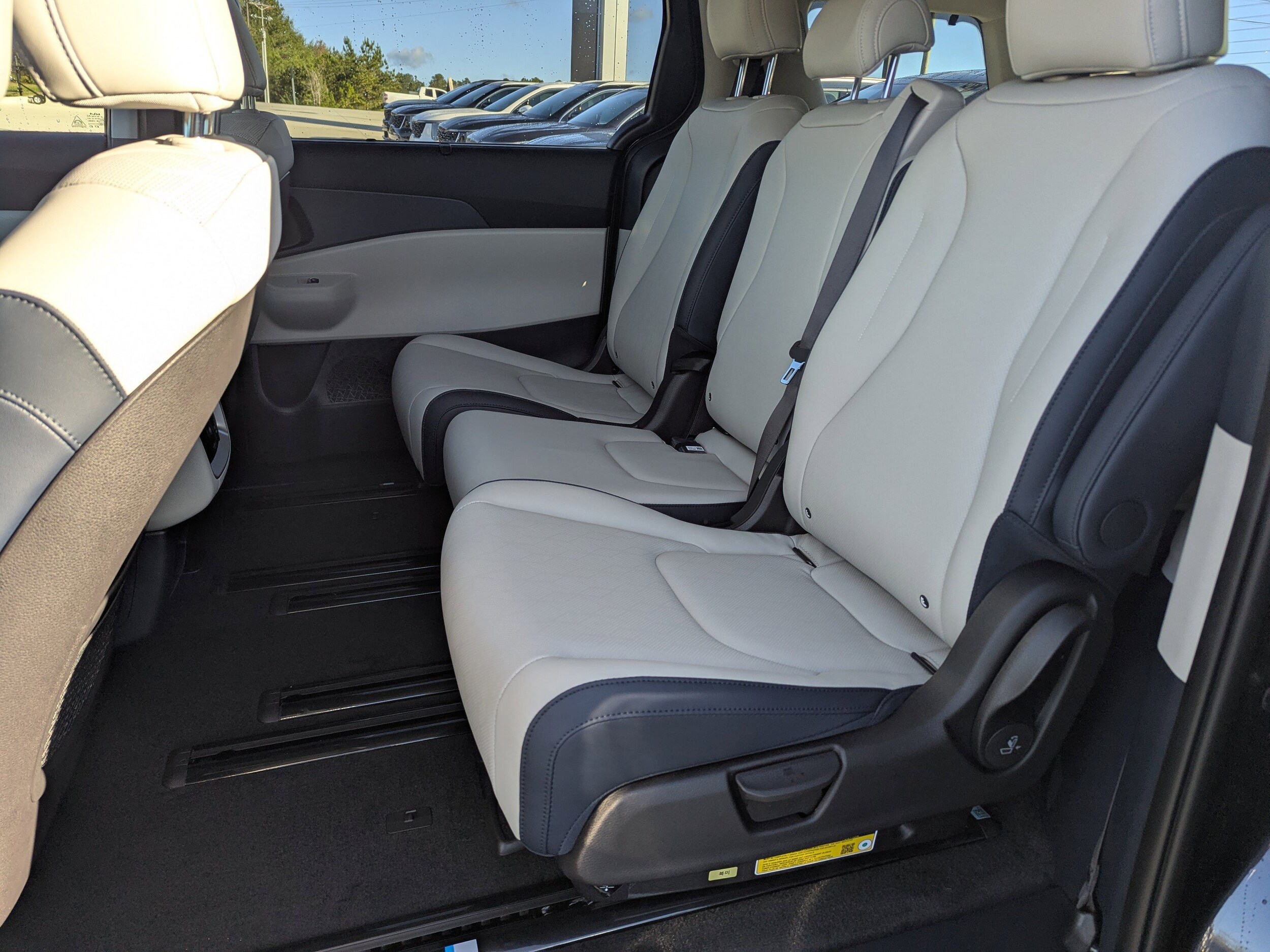 2026 Kia Carnival EX photo 4