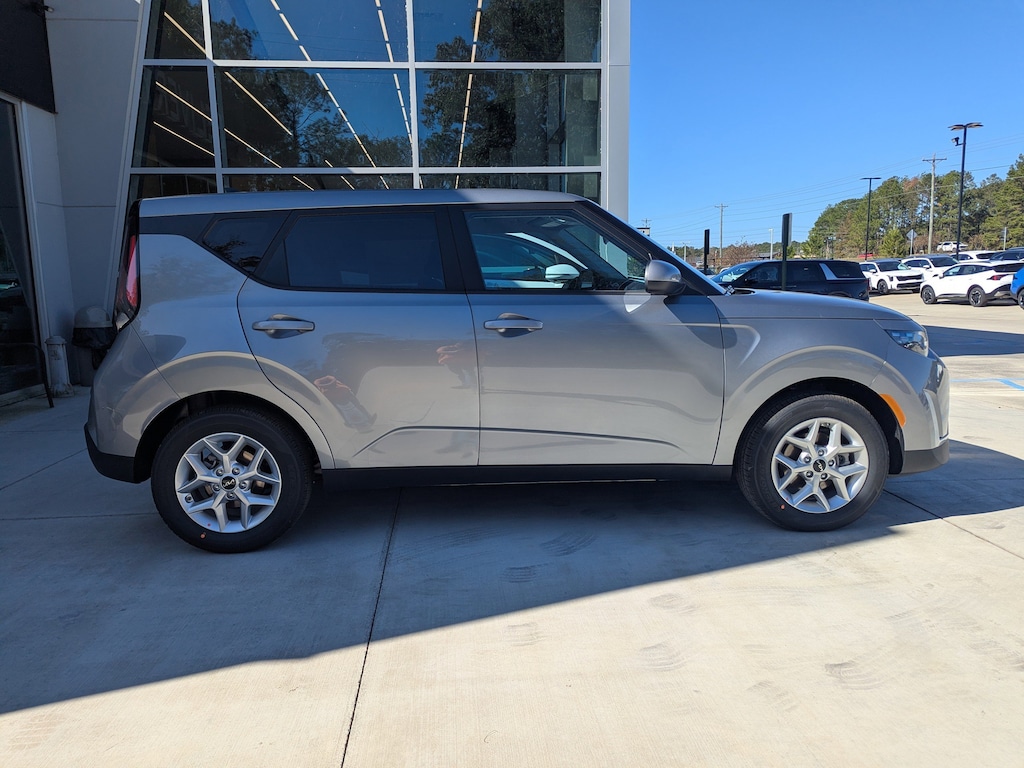 New 2025 Kia Soul LX Hatchback