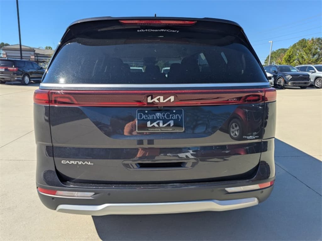 Used 2024 Kia Carnival LX Minivan/Van