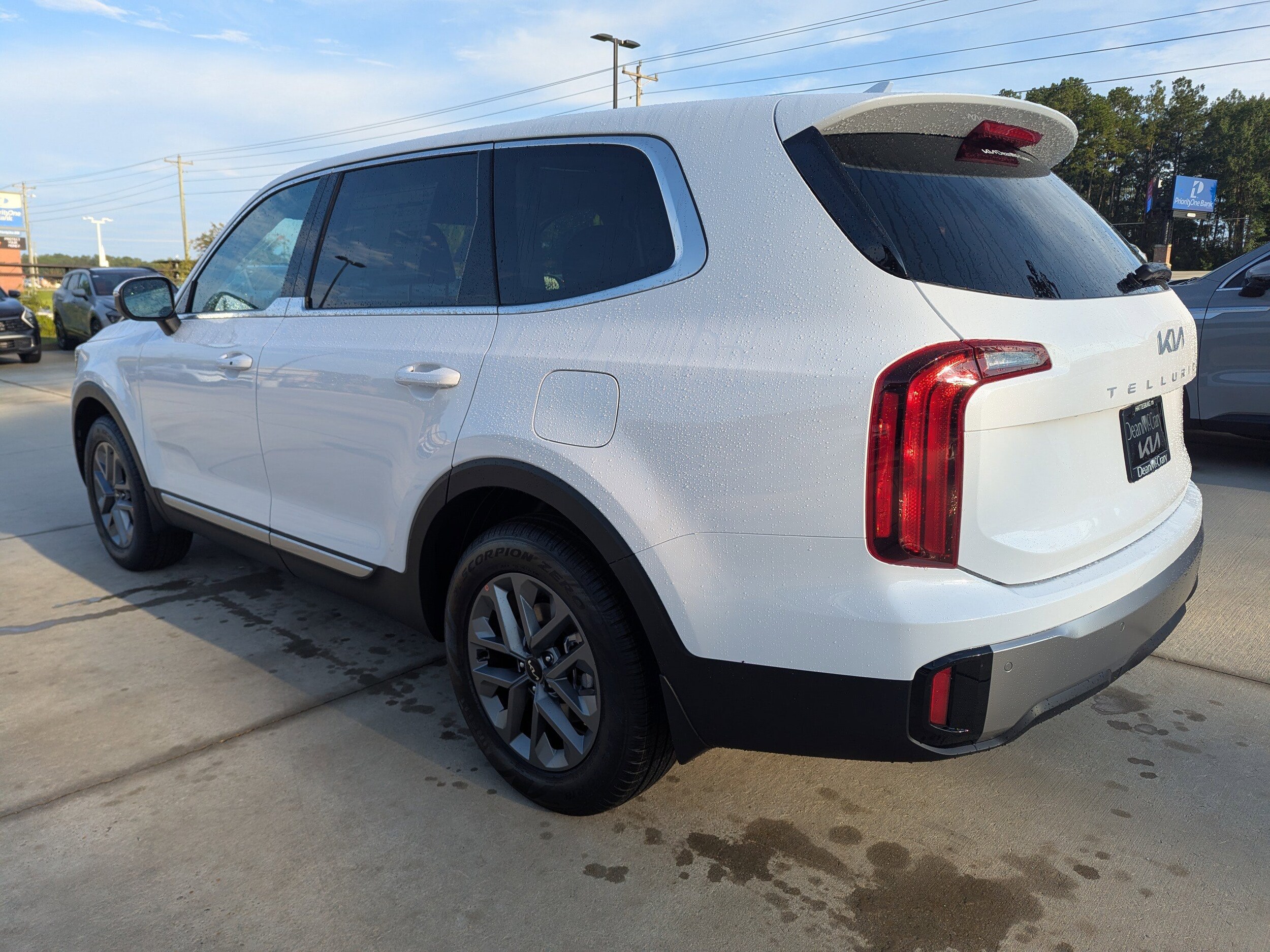 2025 Kia Telluride LX photo 3