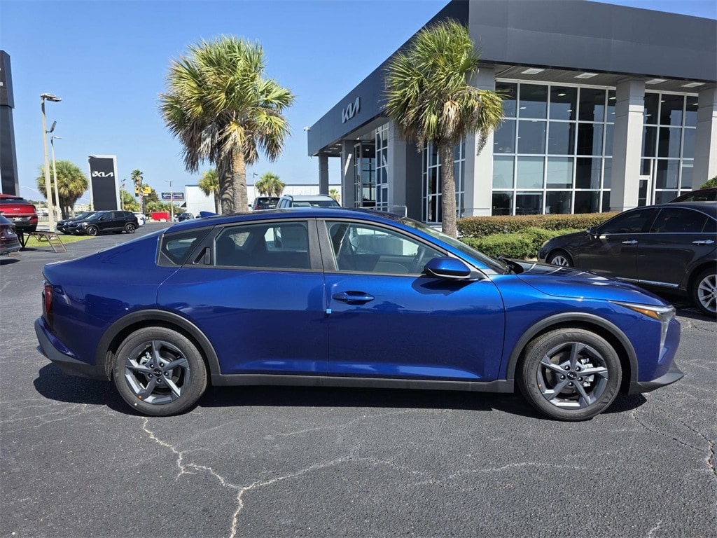 New 2025 Kia K4 LXS Sedan