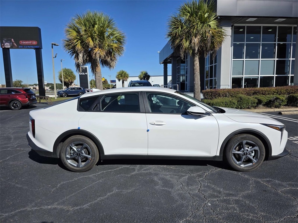 New 2025 Kia K4 LXS Sedan