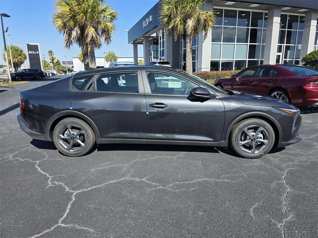 New 2025 Kia K4 LXS Sedan