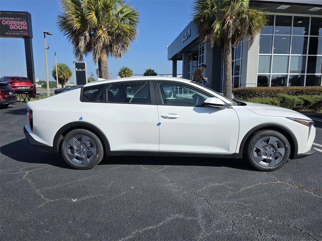 New 2025 Kia K4 LX Sedan