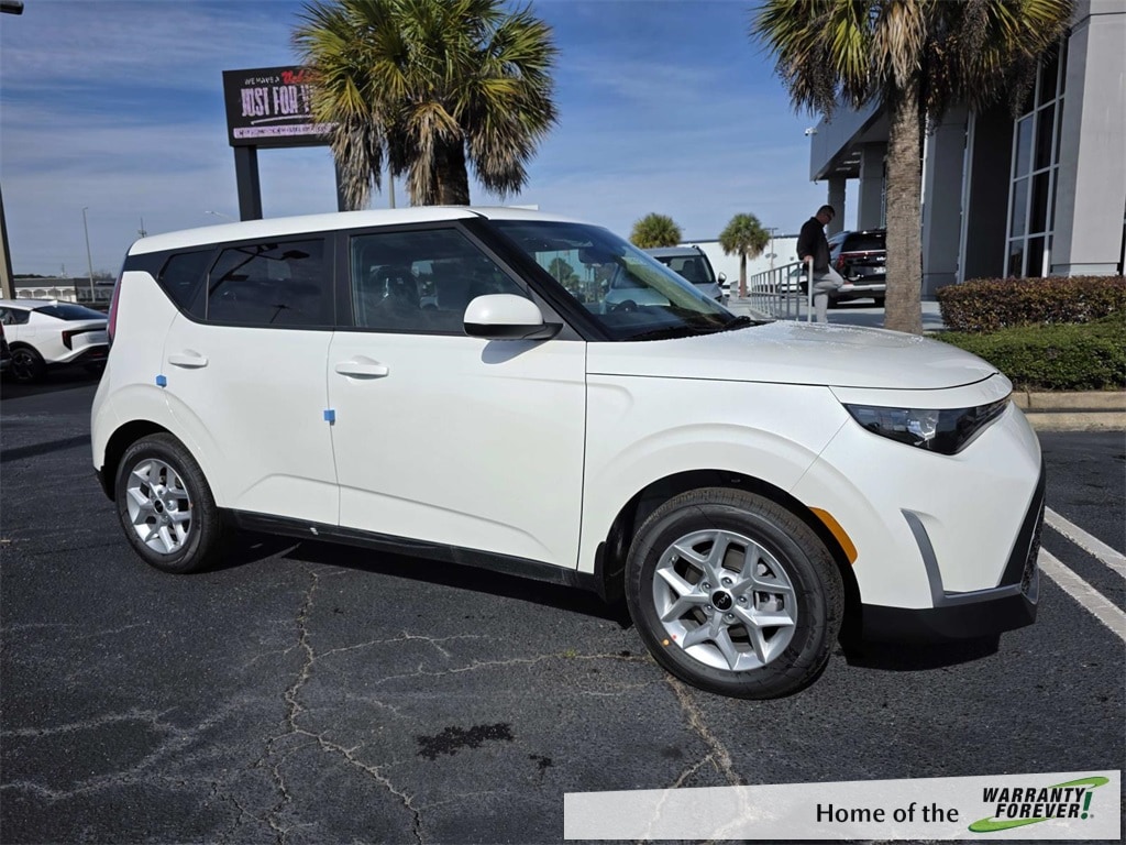2025 Kia Soul LX's photo
