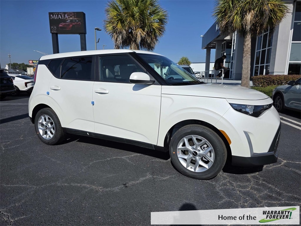 2025 Kia Soul LX's photo