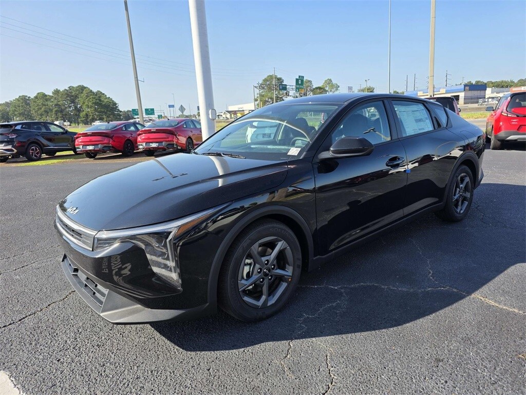 New 2025 Kia K4 LXS Sedan