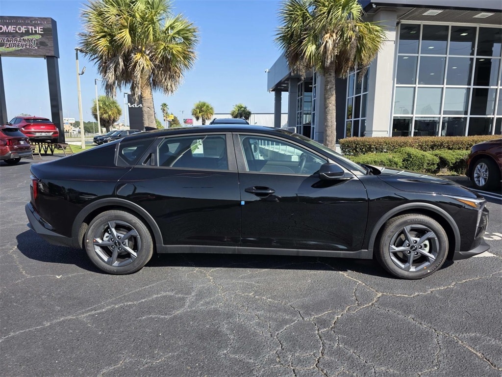 New 2025 Kia K4 LXS Sedan