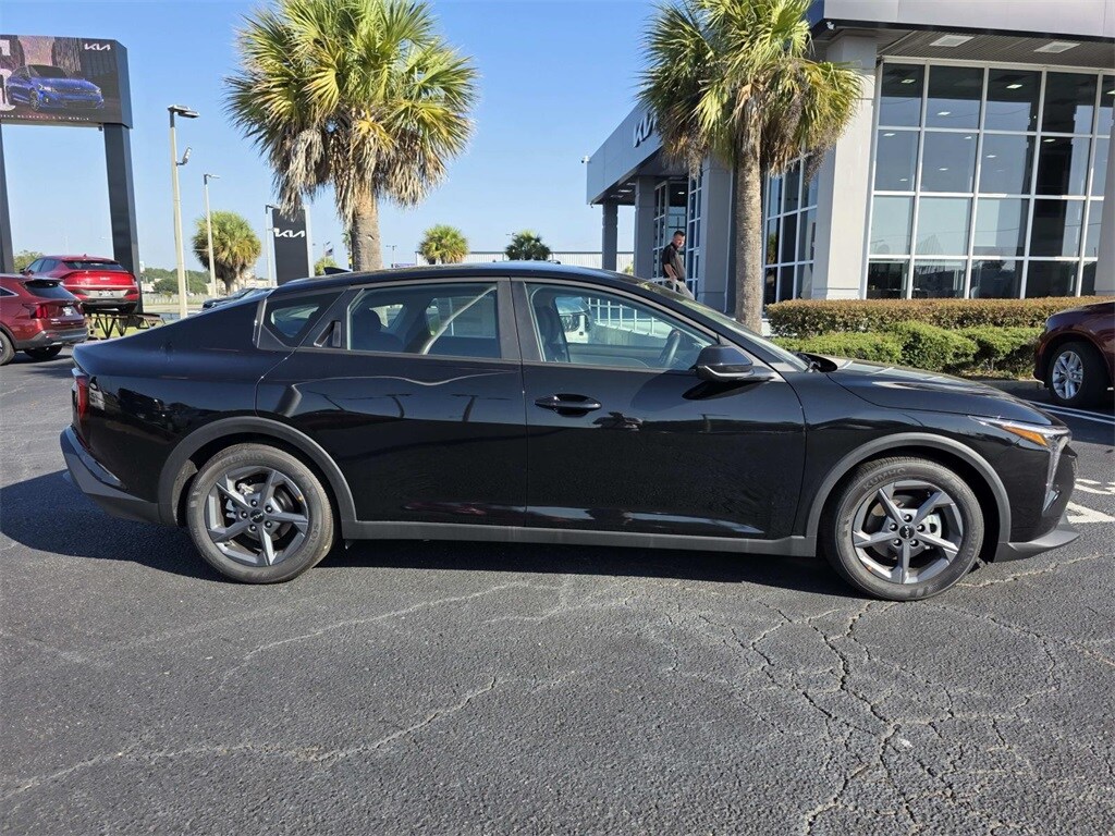 New 2025 Kia K4 LXS Sedan