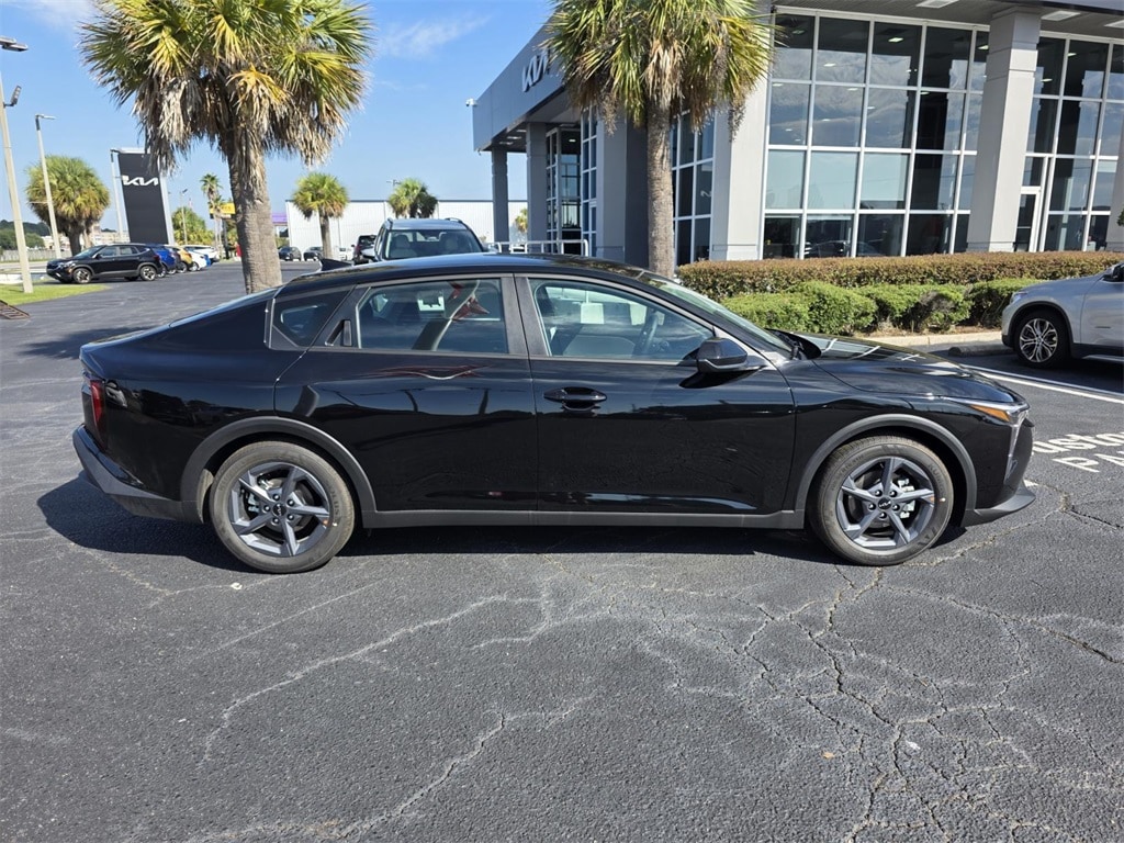 New 2025 Kia K4 LXS Sedan