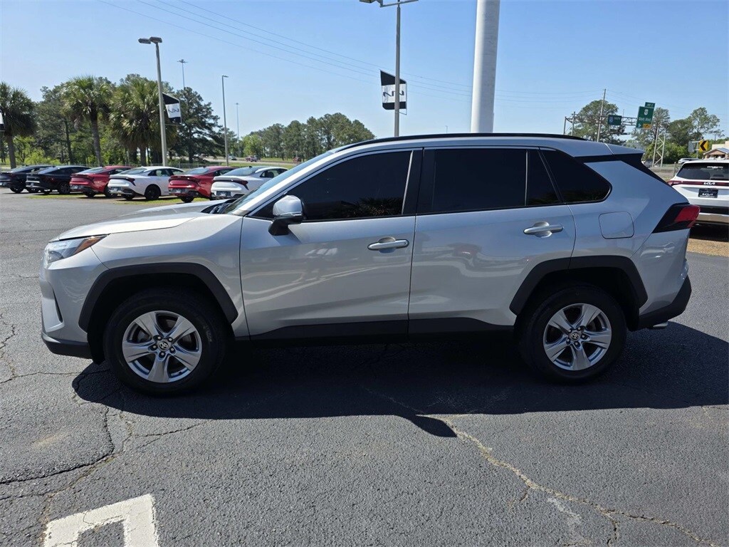 2022 Toyota RAV4 Hybrid XLE photo 4