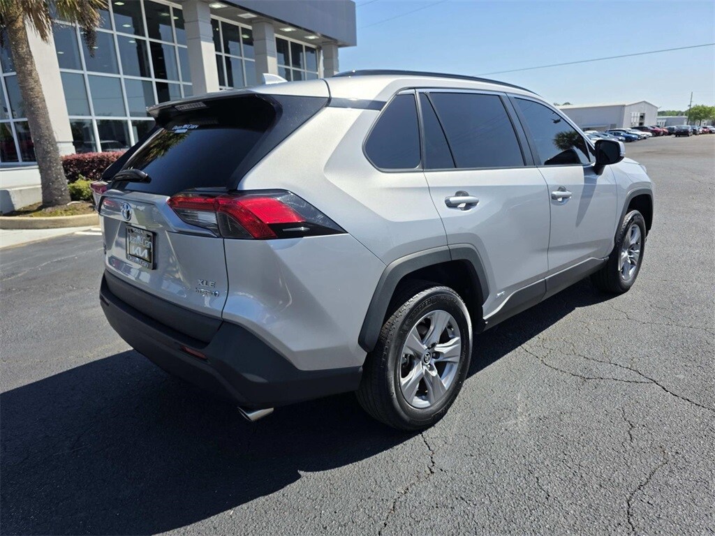 2022 Toyota RAV4 Hybrid XLE photo 3