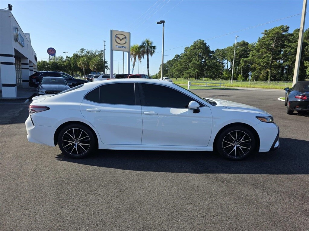 2022 Toyota Camry SE photo 2