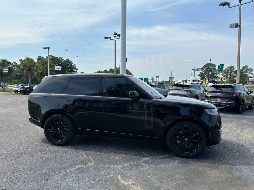 2023 Land Rover Range Rover SE photo 4