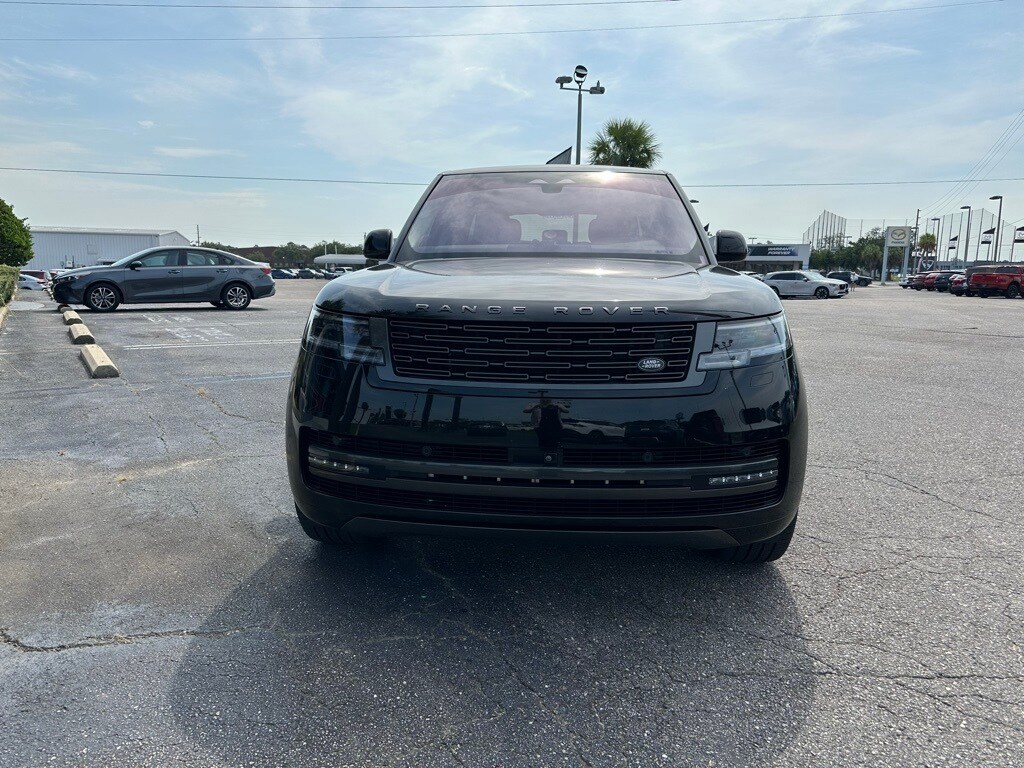 2023 Land Rover Range Rover SE photo 3