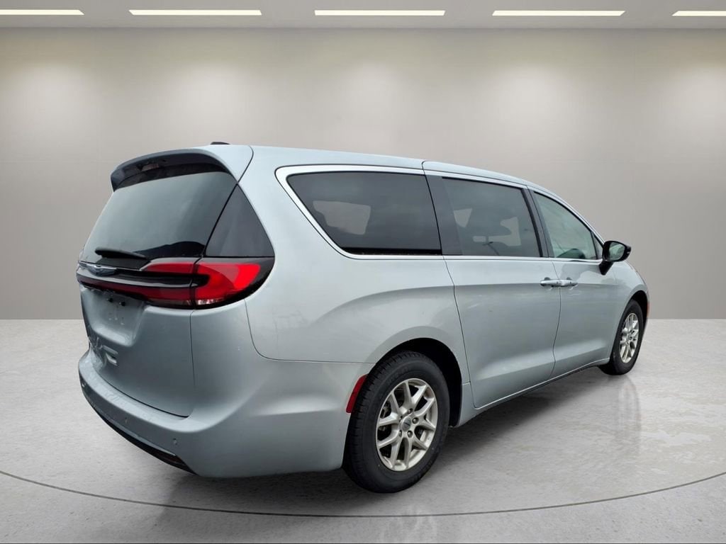 2024 Chrysler Pacifica Touring L - Photo 3
