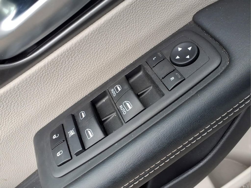2024 Chrysler Pacifica Touring L - Photo 17