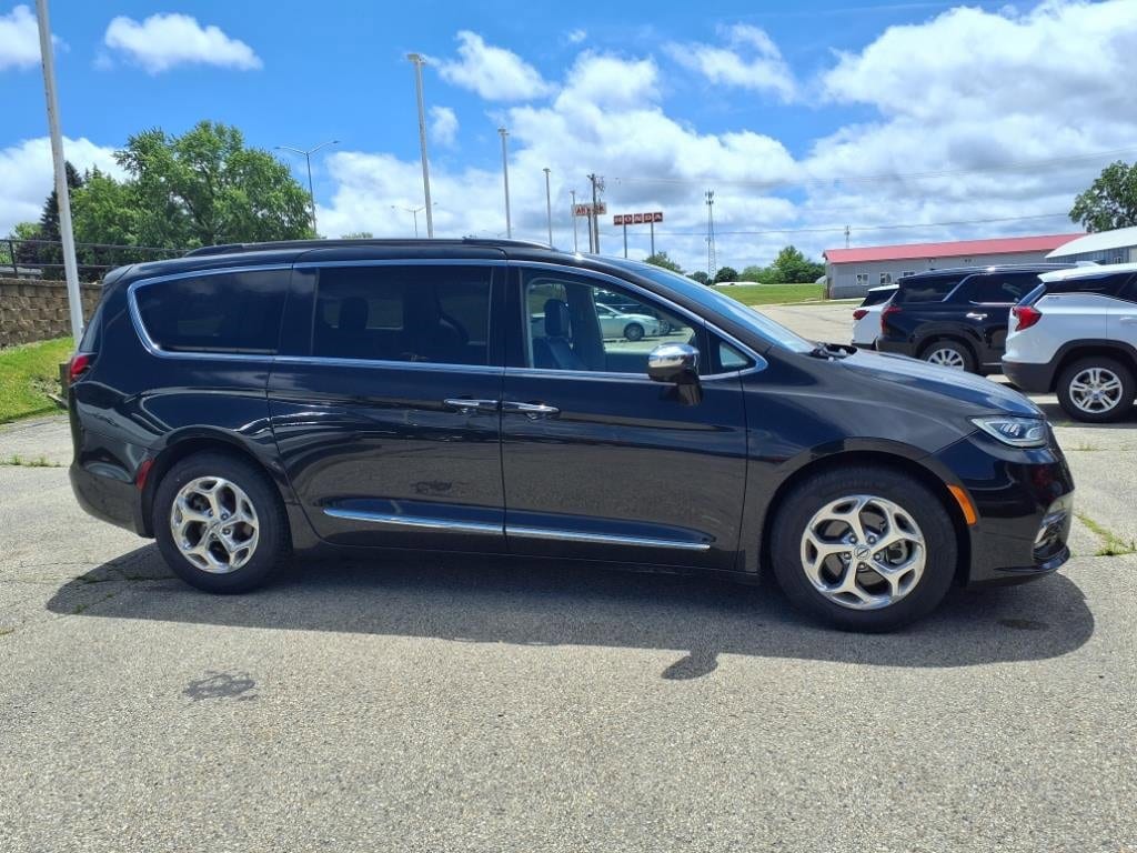 Used 2022 Chrysler Pacifica Limited with VIN 2C4RC1GG0NR120546 for sale in Monroe, WI