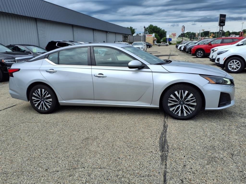 Used 2023 Nissan Altima SV with VIN 1N4BL4DVXPN305280 for sale in Monroe, WI