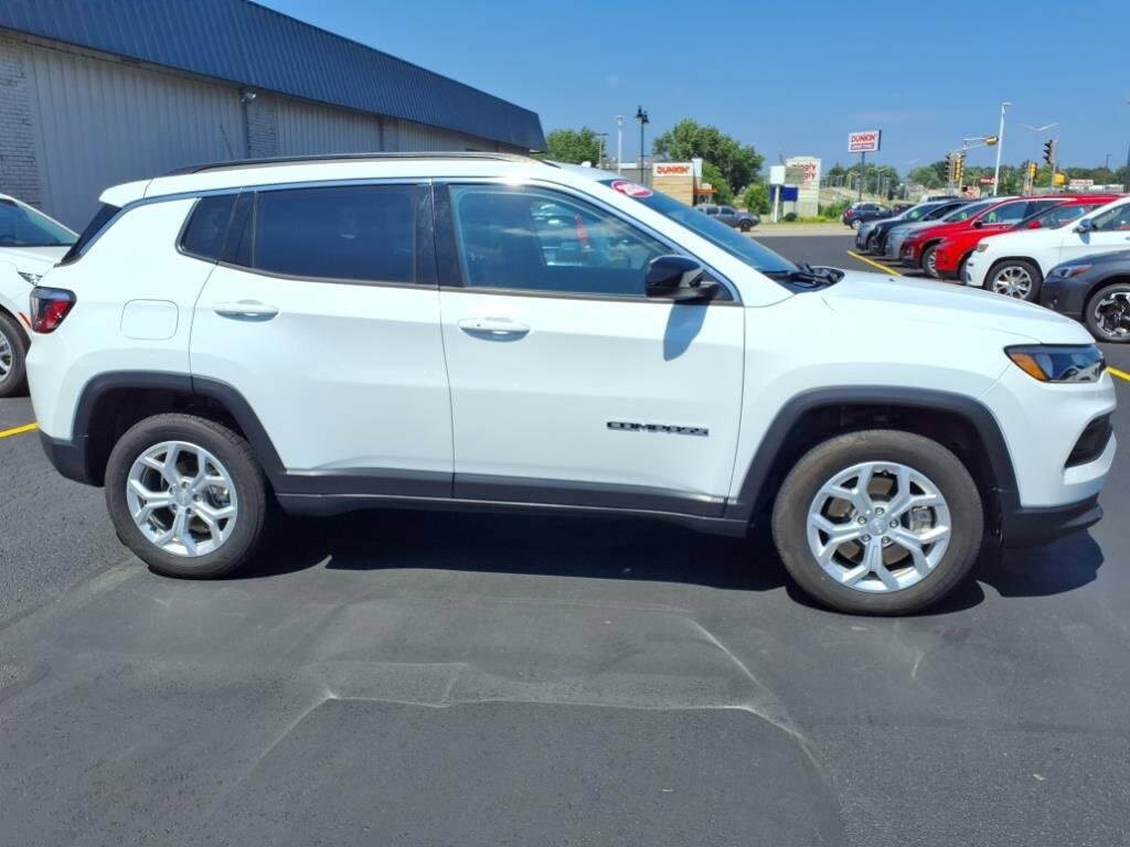 2024 Jeep Compass Latitude photo 2