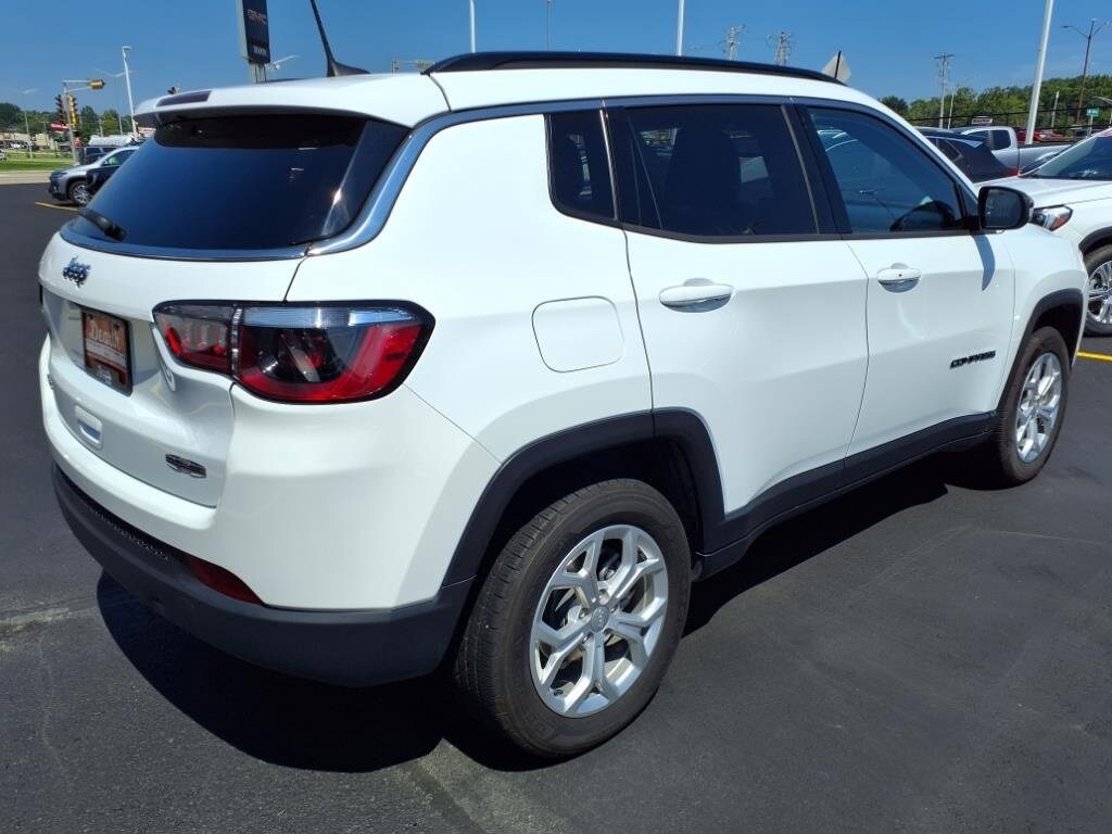 2024 Jeep Compass Latitude photo 3