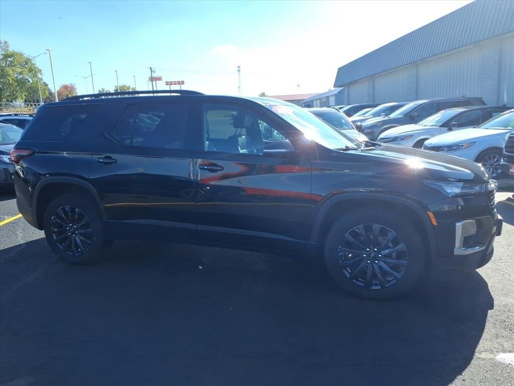2023 Chevrolet Traverse RS photo 2