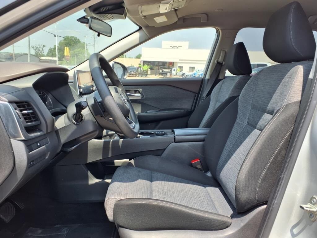2023 Nissan Rogue SV photo 4