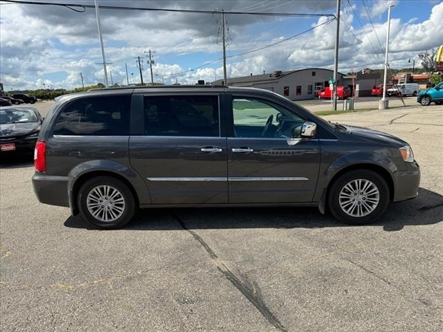 Used 2016 Chrysler Town & Country Anniversary Edition with VIN 2C4RC1CG8GR190224 for sale in Monroe, WI