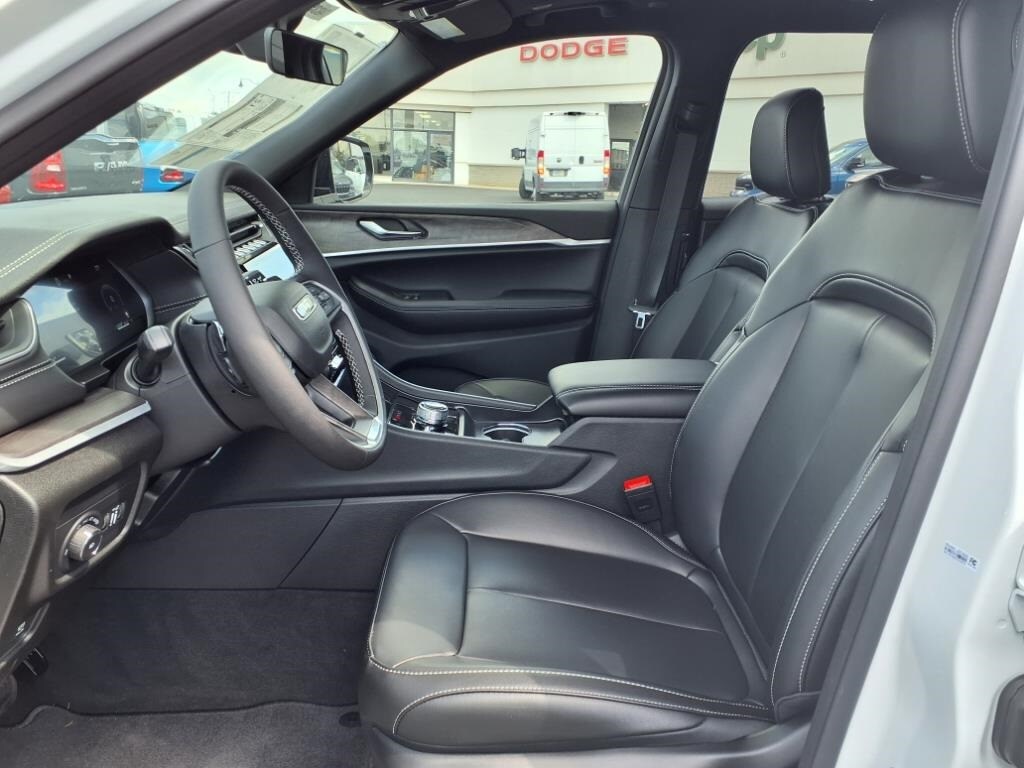 2025 Jeep Grand Cherokee Limited photo 3