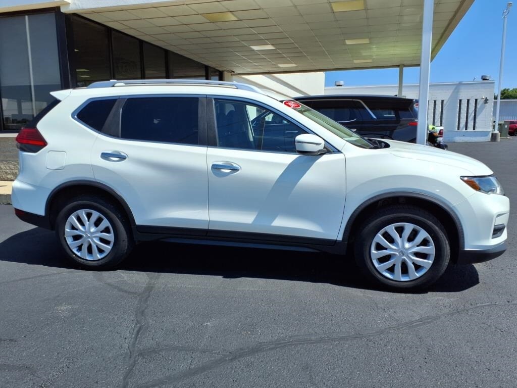 2017 Nissan Rogue S photo 2