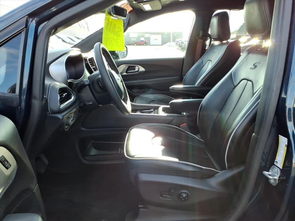 Used 2024 Chrysler Pacifica Plug-In Hybrid Select Van Passenger Van