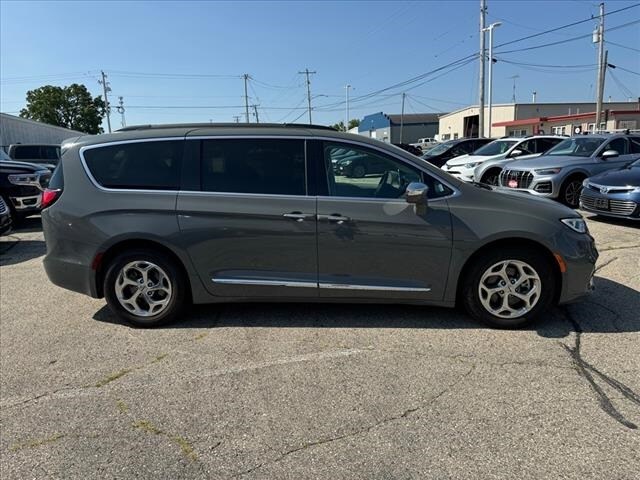 Used 2022 Chrysler Pacifica Limited with VIN 2C4RC1GG1NR137503 for sale in Monroe, WI