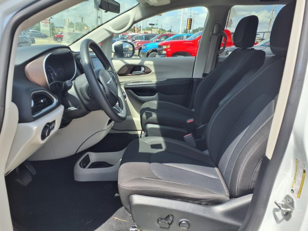 2022 Chrysler Voyager LX photo 4