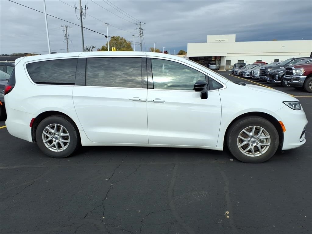 2025 Chrysler Pacifica photo 2