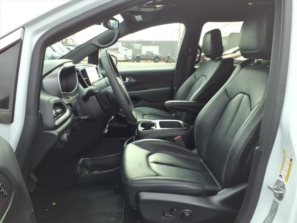 2025 Chrysler Pacifica photo 4