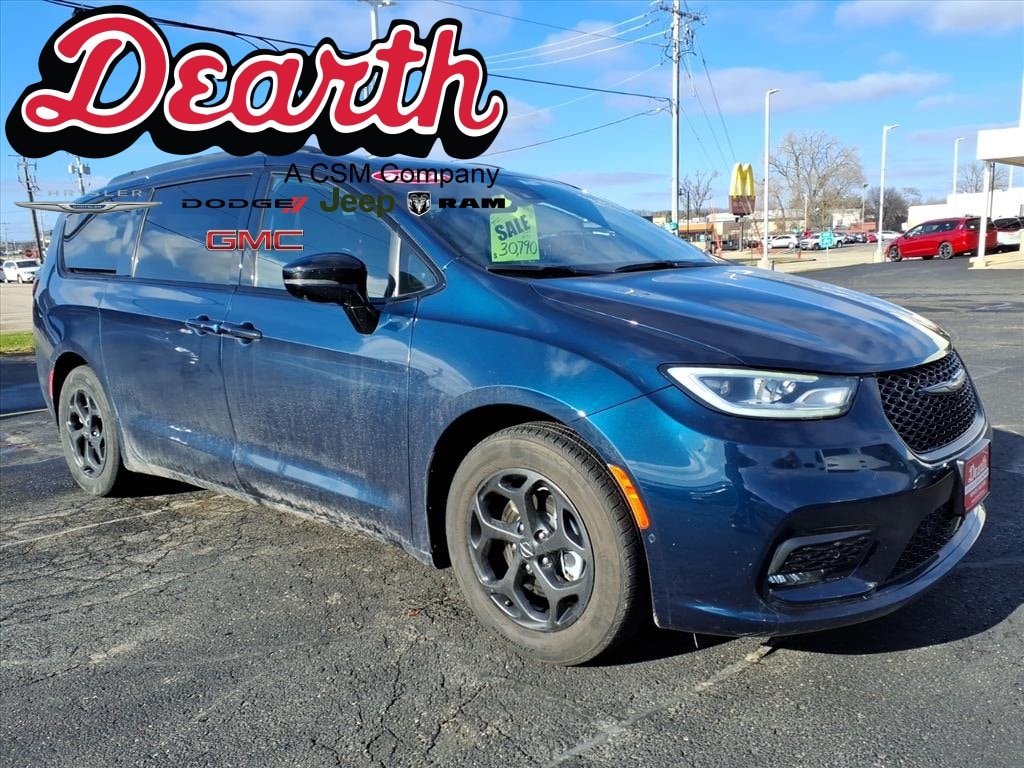 2024 Chrysler Pacifica PHEV Select's photo