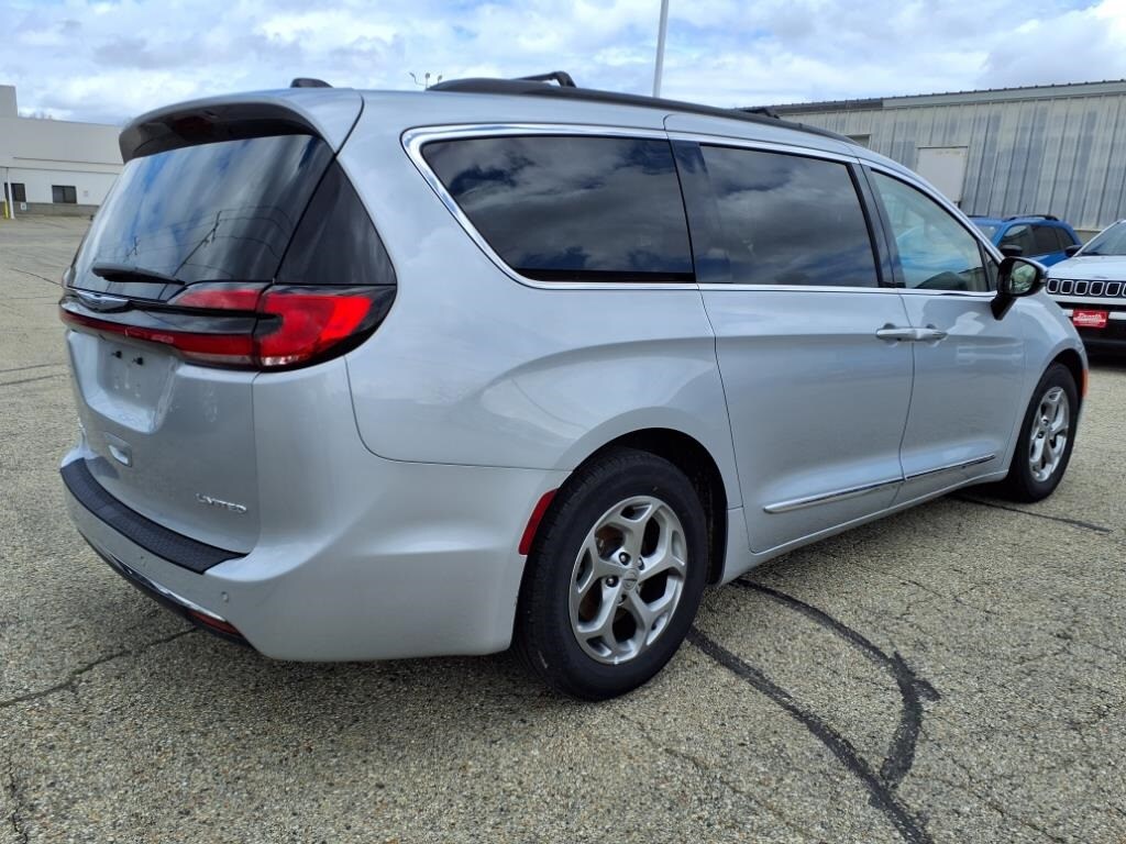 2023 Chrysler Pacifica Limited photo 3