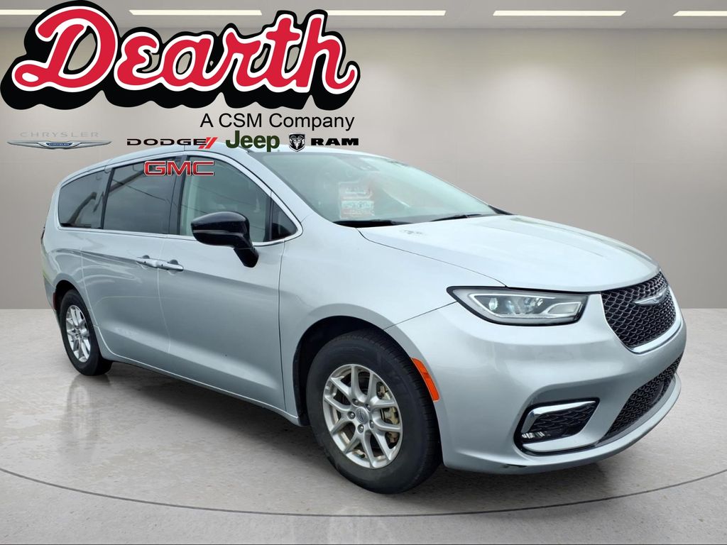 2024 Chrysler Pacifica Touring L's photo
